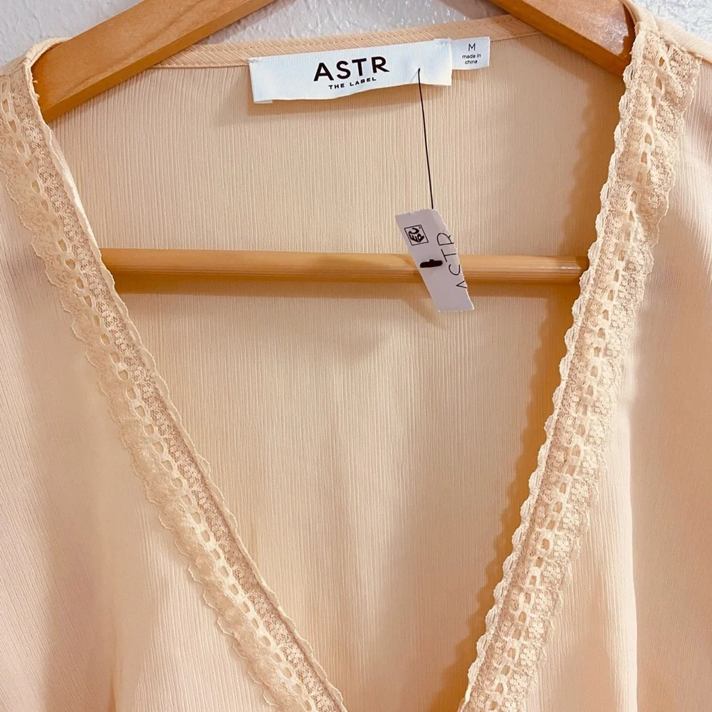 NWT ASTR THE LABEL Pendulum Sleeve Lace Trim Cream Blouse. MEDIUM - Picture 3 of 7